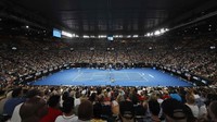 Panggung utama Australia Terbuka terisi penuh penonton. Keseruan duel Federer vs Cilic memuaskan penonton. (Foto: David Gray/Reuters)