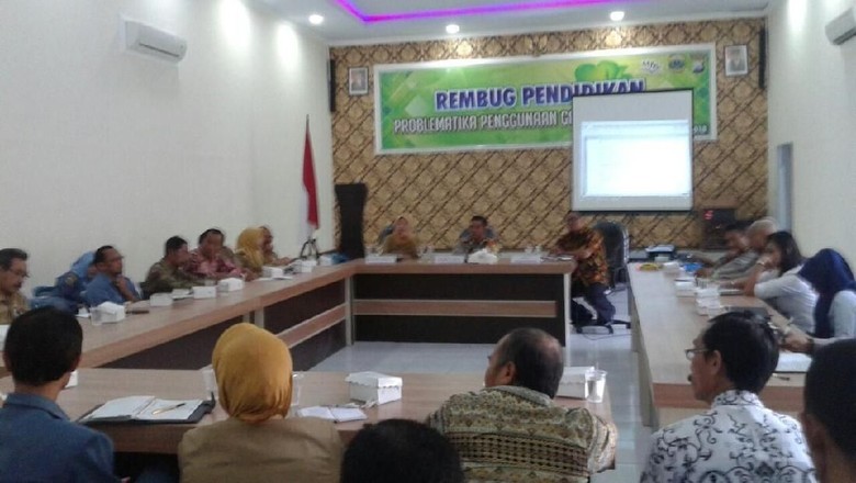 2 Siswa Kecanduan Smartphone, Disdikbud: Penggunaannya Dievaluasi 2 Siswa Kecanduan Smartphone, Disdikbud: Penggunaannya Dievaluasi