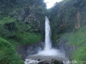 Foto: Air Terjun Berubah Warna di Banjarnegara
