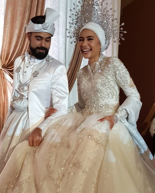 Gaun resepsi Yuna kali ini mengadaptasikan busana pengantin songket khas Malaysia menjadi tampilan modern. Penyanyi yang pernah memproduksi lagu bersama DJ Premier ini terlihat megah nan menawan. Foto: Instagram
