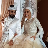 Gaun resepsi Yuna kali ini mengadaptasikan busana pengantin songket khas Malaysia menjadi tampilan modern. Penyanyi yang pernah memproduksi lagu bersama DJ Premier ini terlihat megah nan menawan. Foto: Instagram