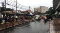 Tampak Jalan Jatibaru Raya menuju pintu masuk Stasiun Tanah Abang juga masih ditutup. Penutupan jalan ini diprotes sopir angkot karena dianggap mengurangi pendapatan mereka.