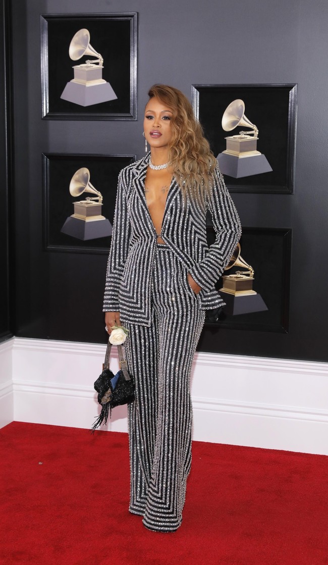 Rapper Eve juga memilih setelan jas dan celana Naeem Khan untuk red carpet Grammy Awards 2018. Detail payet berkilauan membuatnya jadi pusat perhatian. Foto: Reuters
