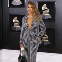 Rapper Eve juga memilih setelan jas dan celana Naeem Khan untuk red carpet Grammy Awards 2018. Detail payet berkilauan membuatnya jadi pusat perhatian. Foto: Reuters