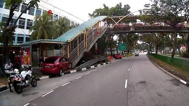 Wanita yang mengemudikan mobil itu mengalami luka ringan