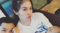 Sandra Dewi lebih fokus mengurus Raphael daripada penampilannya. Sampai-sampai dia menyebut wajahnya ini tak layak tayang. Benarkah? Foto: Instagram Sandra Dewi