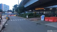 Penutupan Jalan Jatibaru Raya atau depan Stasiun Tanah Abang oleh Pemerintah Provinsi DKI mulai pukul 08.00 hingga 18.00 WIB yang diberlukan sejak tanggal 22 Desember 2017 lalu. (Indra Komara/detikcom)