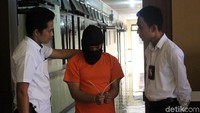 Nunur ditangkap di kawasan Cengkareng, Jakarta Barat. Saat ditangkap petugas, Nunur berusaha kabur dan melarikan diri. Petugas akhirnya terpaksa menembak tersangka.
