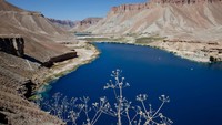 Danau Band-e Amir ini berada di Provinsi Bamyan, Afghanistan. Danau cantik ini berada di dalam kawasan taman nasional bernama sama, taman nasional Band-e Amir. (Paula Bronstein/Getty Images)