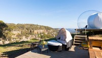 Pemandangan lembah yang hijau dan cantik menjadi daya tarik lebih dari penginapan berkonsep alam ini. (Bubble Tents Australia)