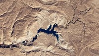 Meski berada di atas ketinggian 2.900 mdpl, hawa di sekitar danau ini cenderung panas. Beberapa peneliti pun masih mempelajari asal usul Band-e-Amir (Earth Observatory/NASA)
