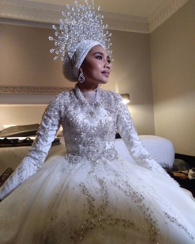 Yuna mengenakan hijab turban satu layer saja. Penampilan penyanyi yang sudah menyelesaikan world tour-nya itu jadi makin spesial karena tambahan sanggul lintang modern dan anting-anting. Foto: Instagram