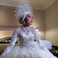 Yuna mengenakan hijab turban satu layer saja. Penampilan penyanyi yang sudah menyelesaikan world tour-nya itu jadi makin spesial karena tambahan sanggul lintang modern dan anting-anting. Foto: Instagram
