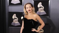 Rita Ora juga tak kalah seksi mengenakan gaun dengan belahan tinggi. Foto: REUTERS/Andrew Kelly