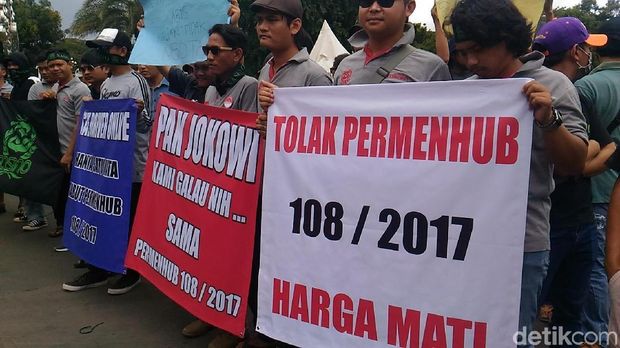 Sejumlah sopir taksi online yang tergabung dalam Aliansi Driver Online (Aliando) mendatangi Taman Pandang Istana, Jl Silang Monas, Jakpus