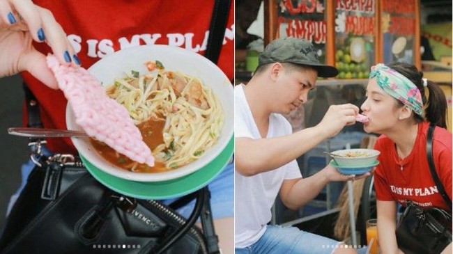 Aktris Chelsea Olivia bergaya keelitan rasa kerakyatan saat mencoba jajanan kaki lima mie kocok bersama sang suami, Glenn Alinskie. Chelsea terlihat menenteng tas Givenchy seri Medium Antigona Sugar Leather Satchel seharga Rp 35 jutaan. Foto: Instagram