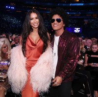 Inilah sosok Jessica Caban yang mendampingi Bruno Mars di ajang Grammy Awards 2018, Madison Square, New York, Minggu (28/1/2018) malam. (Foto: Getty Images)