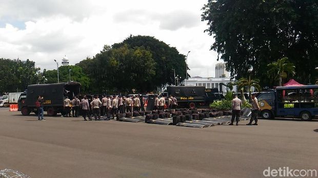 Personel pengamanan di lokasi demo driver taksi online di Taman Pandang Istana, Jl Silang Monas, Senin (29/1/2018)