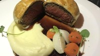 Nah, kalau mampir ke restoran ini maka wajib mencicip Beef Wellington. Ini adalah menu andalan yang menggunakan resep asli Gordon Ramsay. Foto: Istimewa