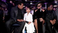Jay-Z bersama Beyonce dan si kecil Blue Ivy tampak hadir. Christopher Polk/Getty Images for NARAS.