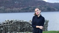 Rianti terlihat cantik saat berfoto di depan Danau Loch Ness. Sungguh beruntung Cas Alfonso punya istri seperti Rianti Cartwright. (Instagram/Rianti Cartwright)