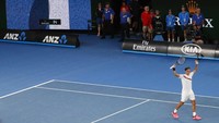 Ekspresi Federer usai memenangi pertarungan melawan Cilic. Dia pun menjadi juara Australia Terbuka untuk keenam kalinya. (Foto: David Gray/Reuters)