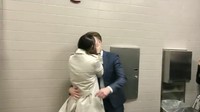 Begini potret romantis keduanya begitu sah dinikahkan, meskipun di dalam toilet.