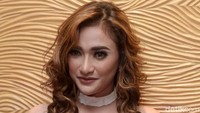 Ia mengenakan dress dengan potongan dada rendah. Foto: Pool/Noel/DetikFoto.