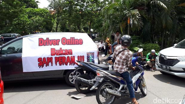 Pengemudi taksi online Tolak Permenhub 108/