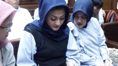 Foto: Ny Deisti Pegang Secarik Kertas di Sidang Novanto