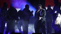 Selanjutnya pria berusia 30 tahun itu juga membawakan lagu DNA. REUTERS/Lucas Jackson.