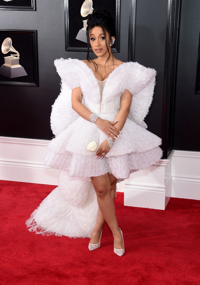 Rapper Cardi B tampil menarik perhatian dengan gaun putih bervolume bak malaikat dari Ashi Studio. Foto: Jamie McCarthy/Getty Images