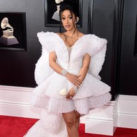 Rapper Cardi B tampil menarik perhatian dengan gaun putih bervolume bak malaikat dari Ashi Studio. Foto: Jamie McCarthy/Getty Images