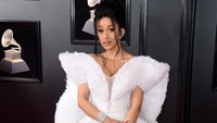Ia memilih tampil dengan mini dress putih. Jamie McCarthy/Getty Images.