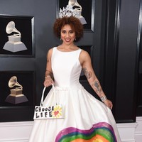 Tahun lalu, Joy Villa mencuri perhatian dengan gaun ‘Make America Great Again’. Kali ini, ia memakai gaun bergambar lukisan janin. (Foto: Getty Images)