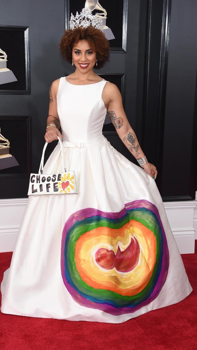 Tahun lalu, Joy Villa mencuri perhatian dengan gaun ‘Make America Great Again’. Kali ini, ia memakai gaun bergambar lukisan janin. (Foto: Getty Images)
