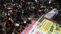 Akibat dipenuhi massa, jalur Medan Merdeka Barat tertutup. Hanya jalur TransJakarta yang masih bisa dilintasi. Ada belasan polisi yang mengatur kendaraan melalui busway.