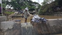 Menurutnya, satu karung bekas limbah ukuran 2x4 meter dicuci seharga Rp 1000. Ukuran lebih kecil, bisa Rp 700 atau Rp 500. Semua karung bekas industri yang dipasok pengepul dibersihkan untuk dijual ulang. Jamad (37) mengaku sudah sejak remaja menjadi buruh cuci karung. Pekerjaannya yang hanya berbekal sikat dan mengandalkan saluran irigasi. “Saya mah sudah dari kecil kerjaannya nyuci karung. Lumayan sehari bisa dapat seratus ribu mah,”katanya, Kibin, Kabupaten Serang, Banten, Senin (29/1/2018).
