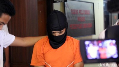 Foto: Ketika Pembunuh Ibu Hamil di Garut Tertunduk Lesu