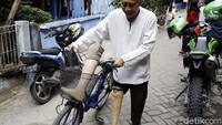 Setelah kakinya diamputasi, M. Saleh harus menggunakan kaki palsu untuk melakukan berbagai macam aktivitas sehari-hari, seperti mengayuh sepeda. (Foto: Rachman Haryanto)  