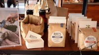 Interiornya sederhana, mirip hall dengan area outdoor memakai kayu sebagai materi interior. Kopi single origin dari berbagai daerah seperti Honduras, Honduras, Guatemala hingga Ethiopia bisa dipilih.Foto: Instagram Roast Coffee