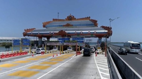 Sejumlah gempa mengguncang wilayah barat Pulau Jawa yang getarannya terasa hingga Jakarta. Gempa harusnya bukan hal yang aneh terjadi di Indonesia mengingat wilayah Indonesia masuk dalam cincin api atu ring of fire.
Dengan kondisi tersebut, bagaimana ketahanan infrastruktur RI terhadap gempa? Salah satu infrastruktur yang mendapat perhatian adalah jalan tol Bali Mandara yang hampir 100% strukturnya merupakan jalan layang yang membentang di atas laut. Direktur Utama PT Jasamarga Bali Tol, Akhmad Tito Karim, berani menjamin jalan tol yang dikelolanya tahan terhadap gempa. Dalam desainnya, jalan tol ini tahan terhadap gempa 1.000 tahun, kata dia saat berbincang dengan detikFinance, akhir pekan lalu.