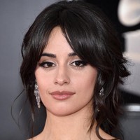 Pelantun Havana, Camila Cabello tampil cantik memukau dengan gaya rambut ala 70-an. Eyeshadow shimmery dengan lipstik glossy warna nude merupakan padanan terbaik untuk tampilan red carpet. Foto: Getty Images