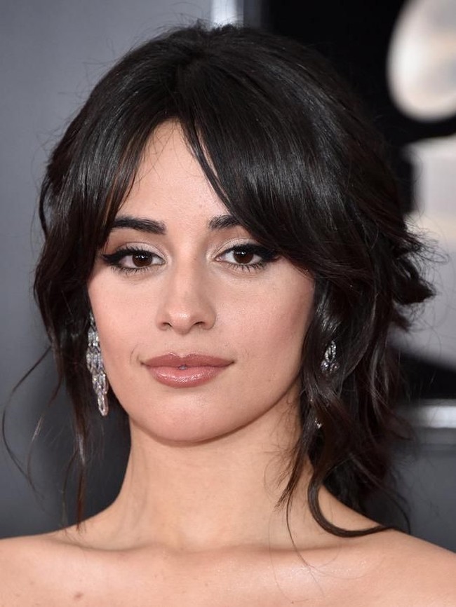 Pelantun Havana, Camila Cabello tampil cantik memukau dengan gaya rambut ala 70-an. Eyeshadow shimmery dengan lipstik glossy warna nude merupakan padanan terbaik untuk tampilan red carpet. Foto: Getty Images