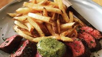Untuk santap malam ada Steak Frites bergaya Prancis. Roast beef dengan herb butter dan disajikan dengan frech fries bikinan sendiri. Foto: Instagram Roast Coffee