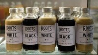 Bagi yang suka praktis tetap bisa menikmati kopi dingin atau cold brew yang dikemas botol. Ada yang black dan white dengan paduan susu.Foto: Instagram Roast Coffee