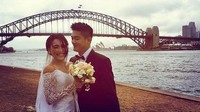 Foto Ayu Ting Ting bareng Boy William dalam pakaian pengantin di Sydney sempat bikin netizen bingung. Padahal itu hanya rangkaian proyek film yang melibatkan keduanya dengan setting Negeri Kanguru (@ayutingting92/Instagram)