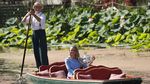 Foto: Peluk-Cium Caroline Wozniacki untuk Trofi Dambaan