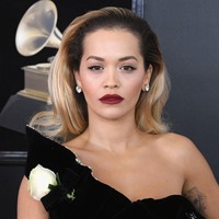 Rita Ora membawa gaya retro pada penampilannya. Rambut wavy bervolume dengan cat eye klasik dan lipstik warna deep red membuat tampilan Rita Ora ala seleb Hollywood zaman old.  Foto: Getty Images