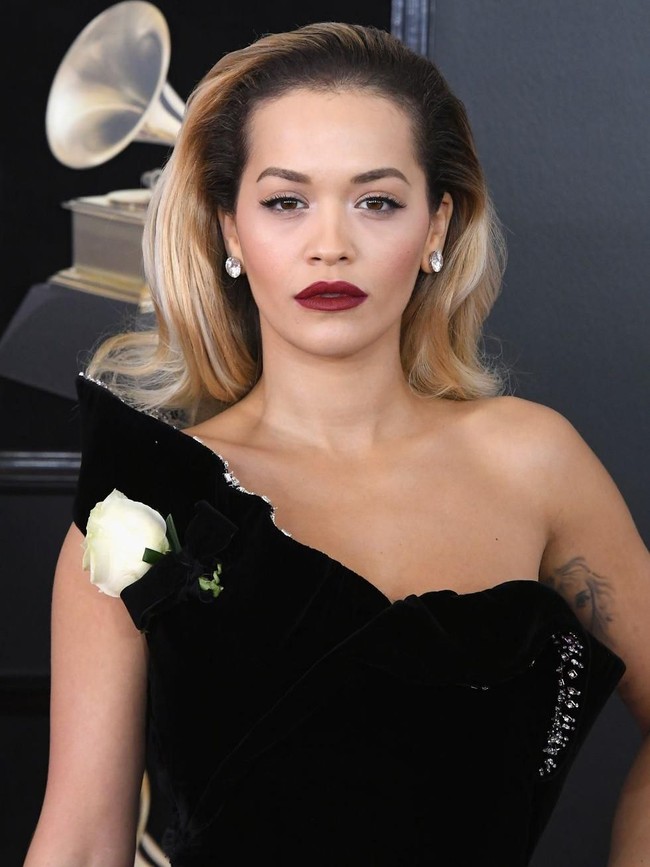 Rita Ora membawa gaya retro pada penampilannya. Rambut wavy bervolume dengan cat eye klasik dan lipstik warna deep red membuat tampilan Rita Ora ala seleb Hollywood zaman old.  Foto: Getty Images